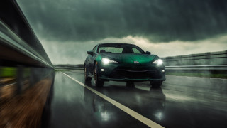 Green car wet road cloudy - a green light free wallpaper