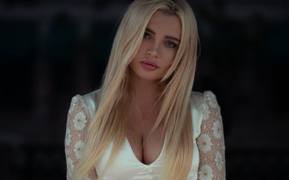 Woman blonde white dress roses - a pink lipstick free wallpaper