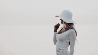 Woman hat water phone fashion - a white hat free wallpaper