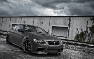 Grey car building cloudy sky - a grey car free wallpaper