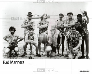 Beach group photo boat caption - bad free wallpaper