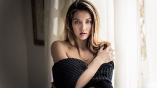 Woman black dress surprised portrait - a black dress leaning against a wall free wallpaper