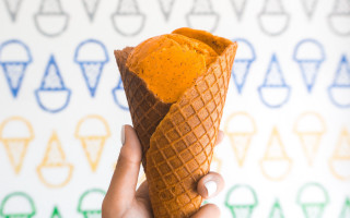 Person food cone colorful wall - chippy free wallpaper