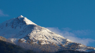 Snow mountain blue sky clouds 5 - a blue sky in the background free wallpaper for desktop