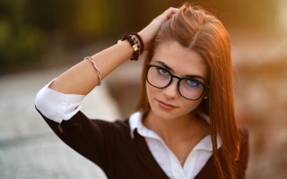 Eszter mattioni portrait glasses ponytail - glass free wallpaper