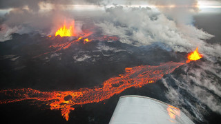 Plane wing lava ocean flying - superflat free wallpaper