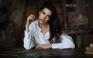 Woman sitting artist portrait blurry - a brush free wallpaper
