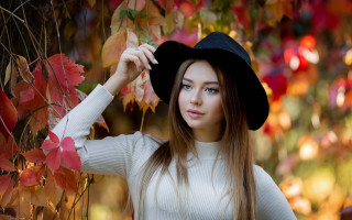 Woman hat autumn tree blurry - a picture in front free wallpaper