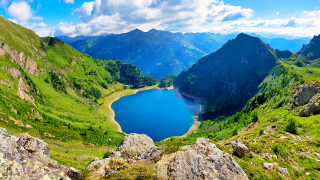 Lake mountains grass sunny clouds - blue sky free wallpaper