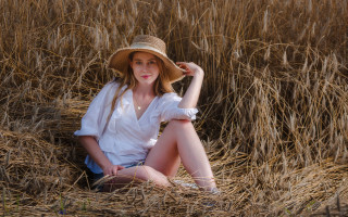 Woman field hat white shirt - dry free wallpaper