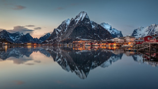 Mountain lake night red house - a red house free wallpaper