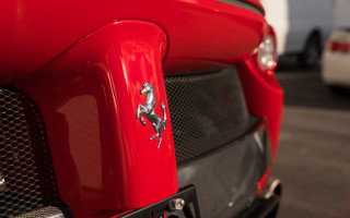 Red car chrome horse emblem - bumper free wallpaper