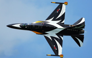 Jet blue sky yellow black - tail free wallpaper