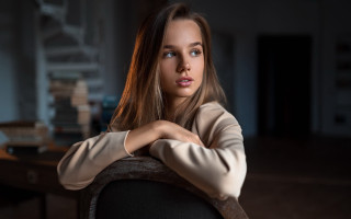 Serious woman chair crossed arms 2 - serious free wallpaper for desktop