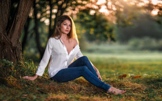 Woman park portrait bush denim - the ground in a park free wallpaper