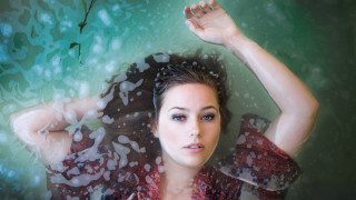 Woman hands up water green - a green background free wallpaper