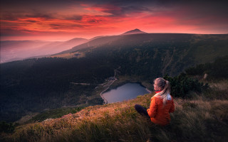Woman hill lake mountains sunset - a lake and mountains free wallpaper