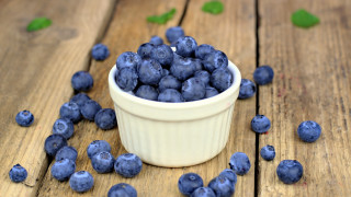 Blueberry bowl wooden table leaves - a wooden surface free wallpaper