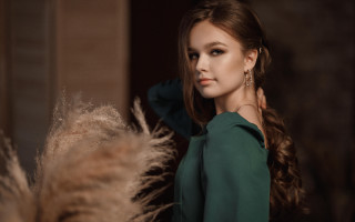 Woman green dress feathery background - fashion photoshoot free wallpaper for desktop