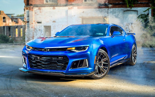 Blue chevrolet camaro parking lot 2 - a building in the background free wallpaper