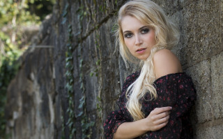 Woman blonde leaning portrait cosplay - leaning free wallpaper