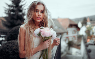Woman bouquet concerned portrait romantic - a bouquet of flowers free wallpaper
