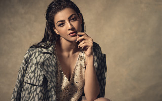 Woman sitting portrait serious fashion - contemporary fashion free wallpaper