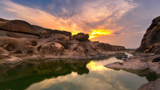 River rocks sunset clouds matte - the water below free wallpaper