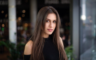 Woman portrait bokeh christmas lights - her face and shoulder free wallpaper