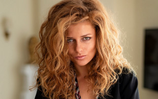 Serious blonde curly wavy portrait - bettina heinenayech free wallpaper