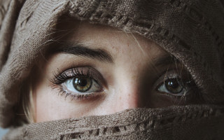 Woman scarf concerned eyes photorealistic - free textures wallpaper