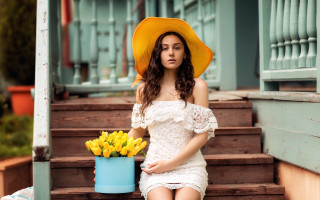Yellow hat woman flowers basket - a yellow hat free wallpaper