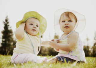 Babies grass hats holding hands - anna and elena balbusso free wallpaper