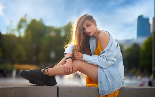 Woman sitting ledge blonde portrait - her knee free wallpaper