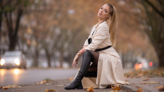 Park sitting woman blurry bokeh - a bench in a park free wallpaper