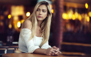 Serious woman portrait blonde blue - serious free wallpaper for desktop