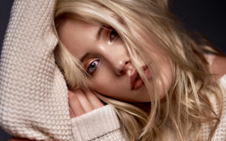 Blonde blue eyed woman pose - blue eye free wallpaper
