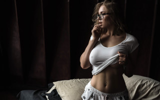 Woman white top shorts dark - a white top free wallpaper