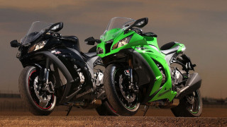 Motorcycles parked dirt road desert - a dirt road in the desert free wallpaper
