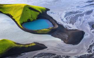 Blue lake green black sand - a blue pool free wallpaper