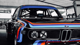 Bmw colorful garage renaissance retro - other car behind free wallpaper