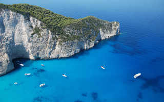 Boats cliff green island aerial - a group of boats free wallpaper