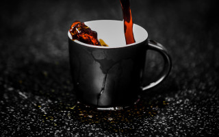 Cup liquid pouring table black - 8k artistic photography free wallpaper