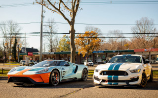 Two cars gas station tilt - color free wallpaper