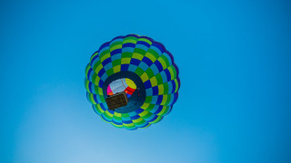 Colorful hot air balloon blue 16 - a blue sky background free wallpaper