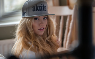 Woman hat sitting portrait blurry - serious free wallpaper for desktop