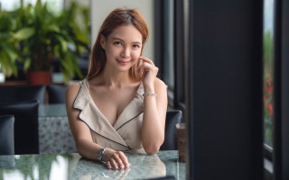 Woman smiling wine table jewelry - a glass of wine in front free wallpaper