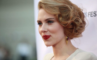 Red lipped blonde woman festival - a red lipstick free wallpaper