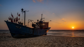 Beach boat sunset ocean cinematic - the sun setting free wallpaper