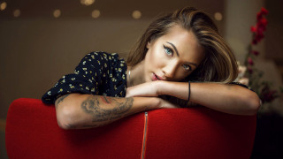 Tattooed woman red chair portrait - tattoo free wallpaper